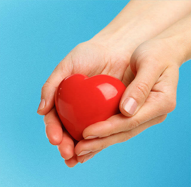 Haupt- und Titelbild des Beitrags von Radiologie Freiburg zum Thema Kardio-CT: Zwei Hände halten behutsam ein stilisiertes Herz, symbolisierend die sorgsame und präzise Herangehensweise in der Herzdiagnostik.